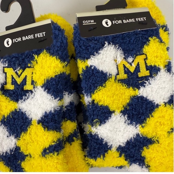Michigan Wolverines Fuzzy Socks NCAA One Size‎ Fits Most Men 5-12 Women 6-11 - Picture 4 of 4